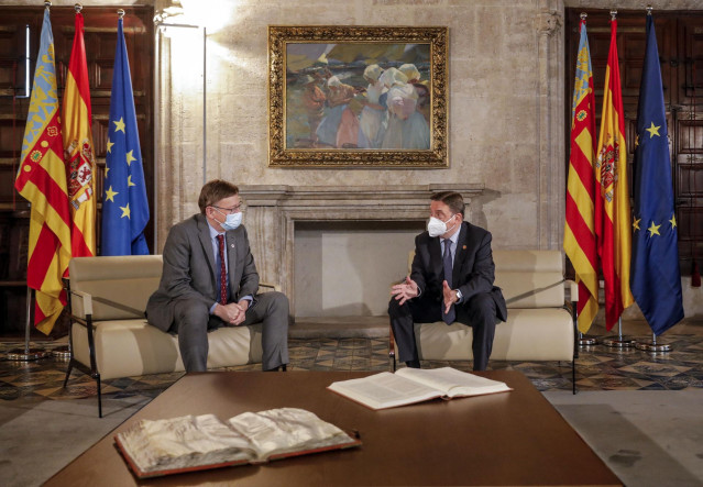 El ministro de Agricultura, Pesca y Alimentación, Luis Planas (d), y el presidente de la Generalitat Valenciana, Ximo Puig (i), durante un encuentro en el Palau de la Generalitat, a 11 de noviembre de 2021, en Valencia, Comunidad Valenciana (España).