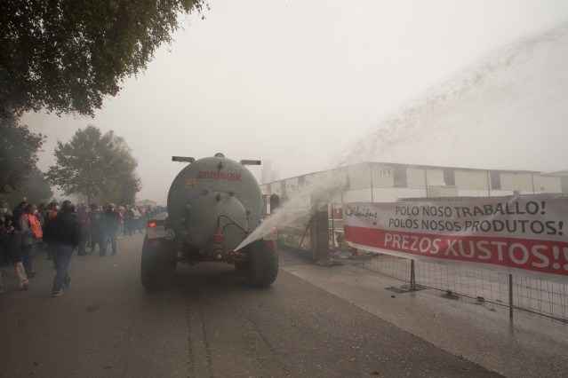 Ganaderos de UUAA bloquean el acceso a la factoria de Lactalis para protestar por los bajos precios en el lácteo. En la imagen, un tractor cisterna vierte leche en el interior de la factoria de Lactalis durante las movilizaciones contra los bajos precios