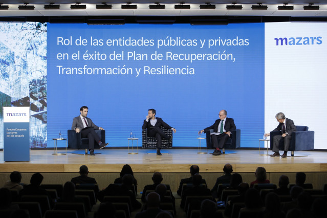 De izq a dcha: Carlos Cuerpo, secretario general del Tesoro y Financiación Internacional, Ministerio de Asuntos Económicos y Transformación Digital; Javier Ruiz, presentador; José María Roldán, presidente de la Asociación Española de banca (AEB); y Germán