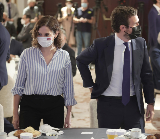 Archivo - La presidenta de la Comunidad de Madrid, Isabel Díaz Ayuso, y el presidente del Partido Popular, Pablo Casado, durante un desayuno informativo del Fórum Europa, organizado por Nueva Economía Fórum el 7 de septiembre de 2021, en Madrid (España).