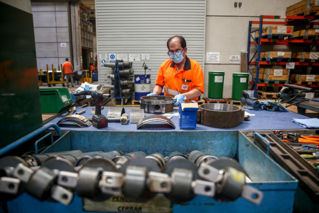 Archivo - Un trabajador en la Factoría de Talgo, a 9 de julio de 2021, en Las Rozas, Madrid (España). La Factoría de Talgo es especialista en la fabricación y mantenimiento de material rodante como trenes de Alta Velocidad, metro o tranvías.