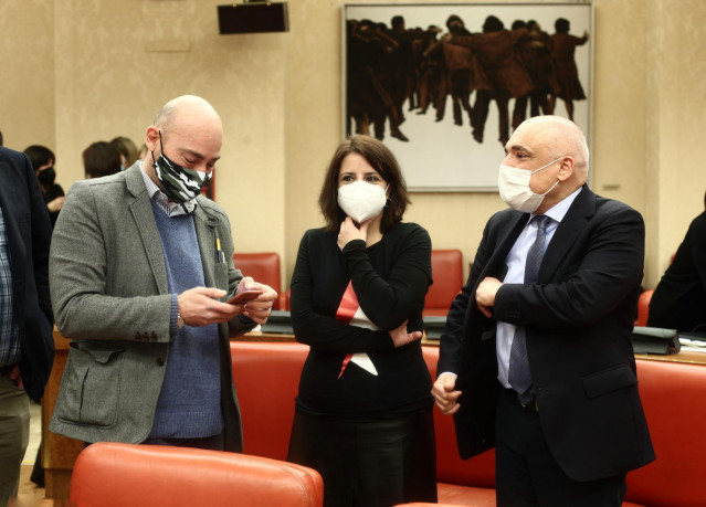 Archivo - (I-D) El diputado de Unidas Podemos, Txema Guijarro,  la ex portavoz parlamentaria del PSOE, Adriana Lastra y el secretario general del Grupo Socialista en el Congreso, Rafael Simancas durante una sesión de la Diputación Permanente en el Congres