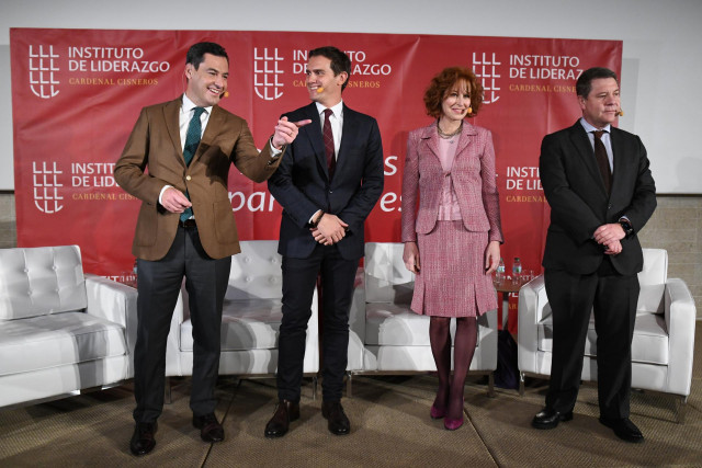 (I-D) El presidente de la Junta de Andalucía, Juanma Moreno; el director del Instituto de Liderazgo y expresidente de Ciudadanos, Albert Rivera; la moderadora y periodista Gloria Lomana y el presidente de la Castilla-La Mancha, Emiliano García-Page.