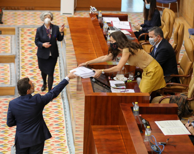 El consejero de Hacienda, Javier Fernández-Lasquetty entrega a la presidenta de la Asamblea de Madrid , Eugenia Carballedo copias de contrataciones de emergencia en la región por la crisis del Covid-19