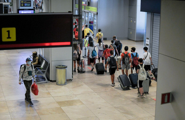 Archivo - Varias personas en la terminal T1 del Aeropuerto Adolfo Suárez Madrid-Barajas