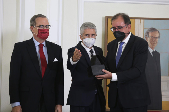 El decano del Colegio de Abogados de Madrid, José María Alonso;  el ministro del Interior, Fernando Grande-Marlaska, y el secretario general de Instituciones Penitenciarias, Ángel Luis Ortiz González, durante la entrega del premio Defensa de la Abogacía