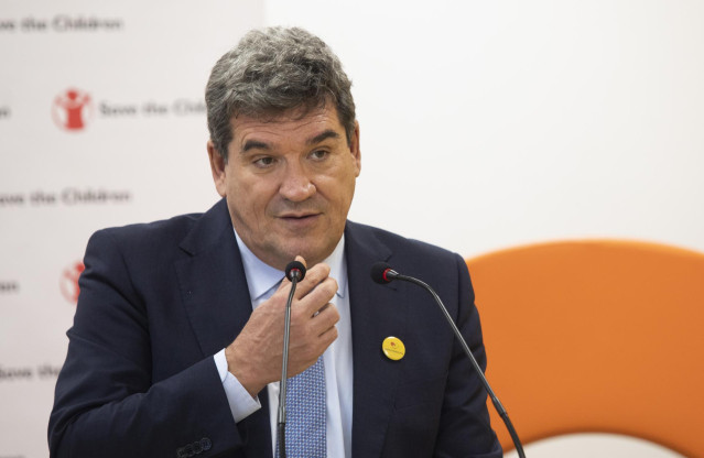 El ministro de Inclusión, Seguridad Social y Migraciones, José Luis Escrivá, atiende a los medios de comunicación durante su visita al Centro de Recursos para la Infancia y la Adolescencia de Save the Children.