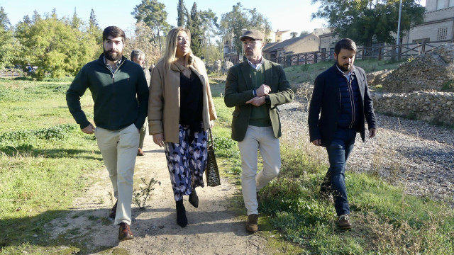 El eurodiputado de Vox, Jaime Buxadé, junto a la concejal en el Ayuntamiento de Toledo, María de los Ángeles Ramos, y el diputado nacional, Manuel Mariscal, visitando la Vega Baja de Toledo