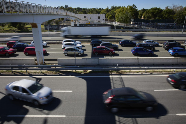 Archivo - Un atasco en el km. 23 de la autopista A-1, con motivo de la operación salida del Puente del Pilar 2021
