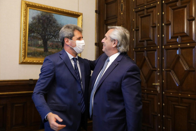 Archivo - El presidente de Argentina, Alberto Fernández, con el consejero delegado del grupo Lundin, Adam Lundin