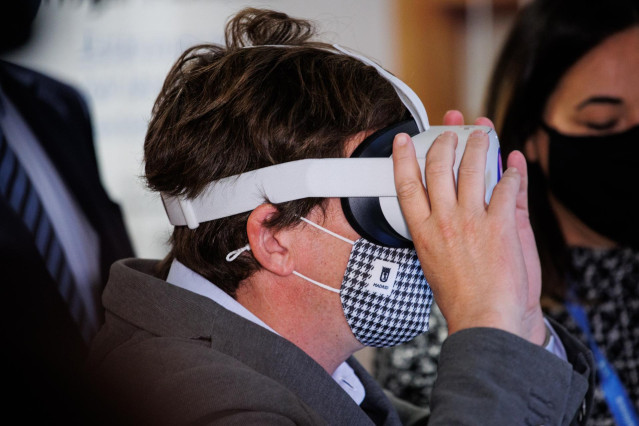 El alcalde de Madrid, José Luis Martínez-Almeida, prueba unas gafas virtuales durante una visita al nuevo Espacio 5G de Telefónica, a 12 de noviembre de 2021, en Madrid, (España).
