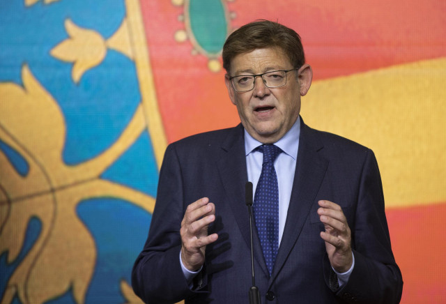 Archivo - El secretario general del PSPV-PSOE y presidente de la C. Valenciana, Ximo Puig , durante la atención a los medios de comunicación tras la reunión en la sede regional del PSOE-A. A 21 de septiembre de 2021, en Sevilla (Andalucía, España).
