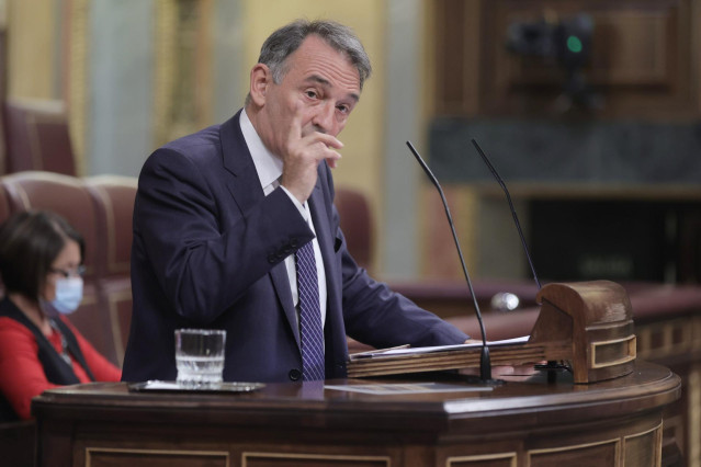 Archivo - El responsable federal de Justicia de IU y secretario general del PCE, Enrique Santiago, en una sesión plenaria de la Cámara Baja, a 30 de septiembre de 2021, en Madrid (España). El Pleno del Congreso examina este jueves la primera pata de la re