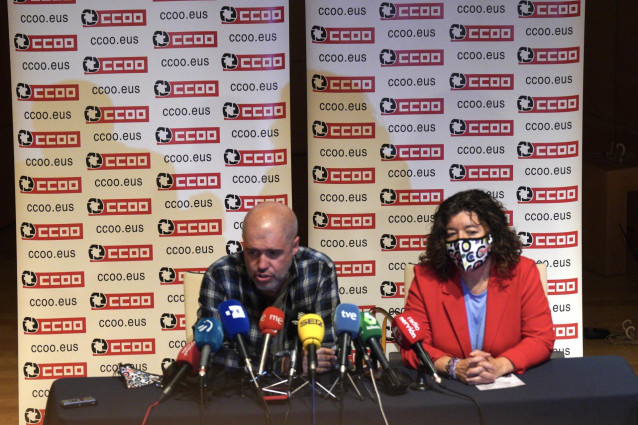 El secretario general de CCOO, Unai Sordo, y la secretaria general de CCOO de Euskadi, Loli García, comparecen en una rueda de prensa durante la XIX Escuela Sindical Pedro Gómez, en el Museo Marítimo de Bilbao, a 12 de noviembre de 2021, en Bilbao, Vizcay