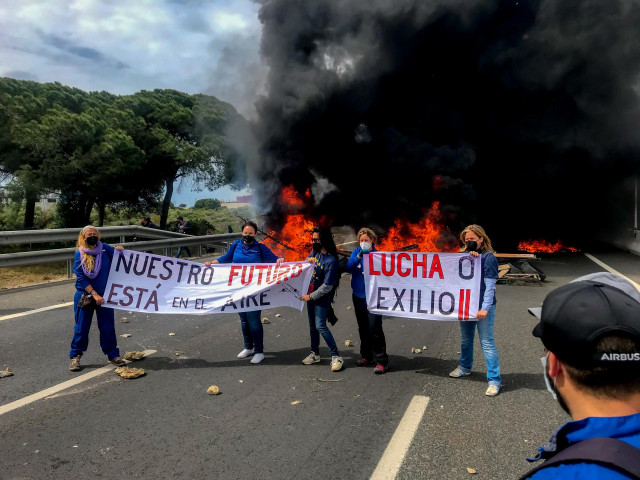 Archivo - Varias trabajadoras se fotografían en  el incendio provocado por parte de la plantilla de la factoría de Airbus de Puerto Real.