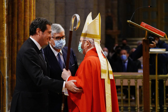 El presidente de CEOE, Antonio Garamendi (i), saluda al obispo de Santiago de Compostela, Julián Barrio Barrio, a su llegada a una ofrenda al Apóstol Santiago, a 12 de noviembre de 2021, en Santiago de Compostela, Galicia, (España). Garamendi, en represen