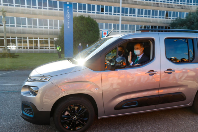 El Rey Felipe VI al volante de una furgoneta Berlingo eléctrica, durante su visita a la planta de Stellantis en Vigo con motivo del lanzamiento comercial de las furgonetas eléctricas de la factoría.
