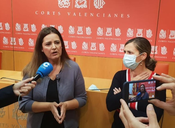 La portavoz adjunta del Grupo Parlamentario Popular, Elena Bastidas (i) y la portavoz de Igualdad del Grupo Popular en Les Corts, Marisa Mezquita,