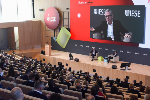 El presidente ejecutivo de Inditex, Pablo Isla (i), debate junto al presidente de McKinsey Iberia, Alejandro Beltrán (d), en un diálogo titulado 'Liderando la industria textil hacia la sostenibilidad' en el Campus IESE, a 12 de noviembre de 2021, en Madri