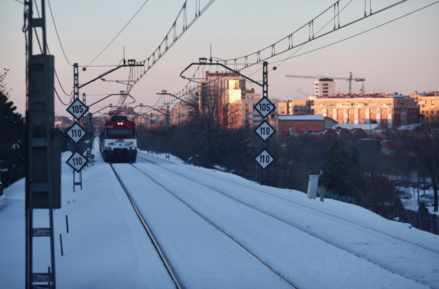 Archivo - Tren de la línea C5 a su paso por la Estación de Alcorcón rodeado de nieve, en Madrid (España)