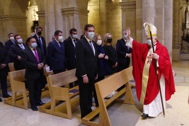 El presidente de CEOE, Antonio Garamendi (i), y el obispo de Santiago de Compostela, Julián Barrio Barrio (d), en una ofrenda al Apóstol Santiago, a 12 de noviembre de 2021, en Santiago de Compostela, Galicia, (España). Garamendi, en representación de los