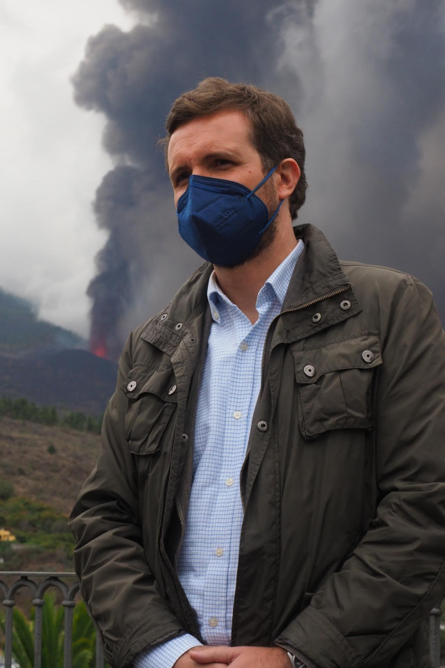 Archivo - El presidente del PP, Pablo Casado, ofrece declaraciones de los medios en un mirador próximo al volcán, después de visitar los centros de las personas desplazadas por la erupción del volcán Cumbre Vieja a 22 de septiembre de 2021, en La Palma.