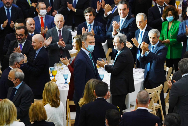 El Rey Felipe VI (c) durante el almuerzo que sirve para conmemorar el 40º aniversario de la Confederación de Empresarios de Galicia (CEG), en el Museo Centro Gaiás de la Cidade da Cultura, a 12 de noviembre de 2021, en Santiago de Compostela, Galicia, (Es