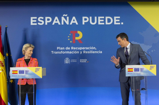 Archivo - La presidenta de la Comisión Europea, Ursula von der Leyen y el presidente del Gobierno, intervienen después de su reunión, en la sede de Red Eléctrica de España, a 16 de junio de 2021, en Alcobendas, Madrid (España).