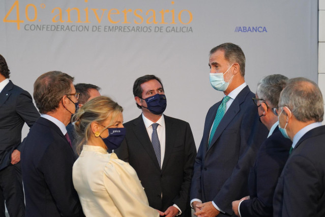 (I-D) La vicepresidenta segunda del Gobierno y ministra de Trabajo, Yolanda Díaz; el presidente de la Xunta, Alberto Núñez Feijóo; el presidente de CEOE, Antonio Garamendi; y el Rey Felipe VI, onversan durante el almuerzo que sirve para conmemorar el 40º