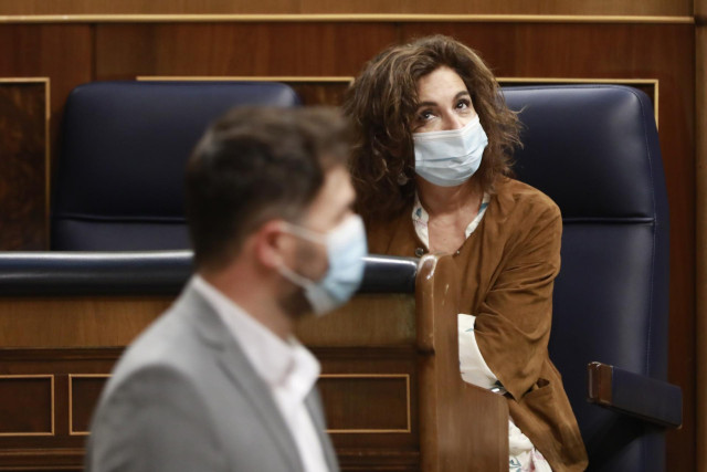 Archivo - El portavoz parlamentario de ERC, Gabriel Rufián, pasa al lado de la Hacienda, María Jesús Montero, durante una sesión de control al Gobierno en el Congreso de los Diputados en la que ha anunciado la fecha en la que comenzarán a tramitarse los i