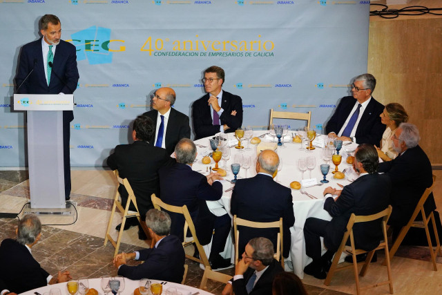 El Rey Felipe VI interviene durante el almuerzo que sirve para conmemorar el 40º aniversario de la Confederación de Empresarios de Galicia (CEG), en el Museo Centro Gaiás de la Cidade da Cultura, a 12 de noviembre de 2021, en Santiago de Compostela, Galic