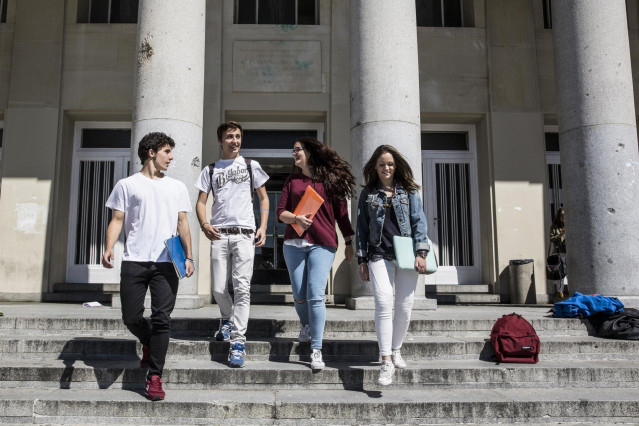 Archivo - Jóvenes universitarios