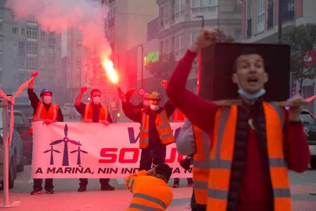 Un grupo de trabajadores de la empresa Vestas durante una concentración, a 12 de noviembre de 2021, en la salida do Porto, Foz, Lugo, Galicia, (España). Los trabajadores de Vestas salen a la calle después de que el pasado lunes terminase sin acuerdo el pe