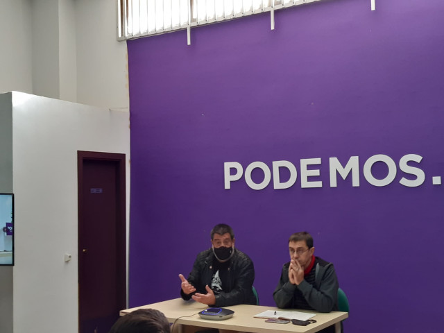 El portavoz de Podemos Palma, Jesús Jurado, y el politólogo español y cofundador de Podemos Juan Carlos Monedero.