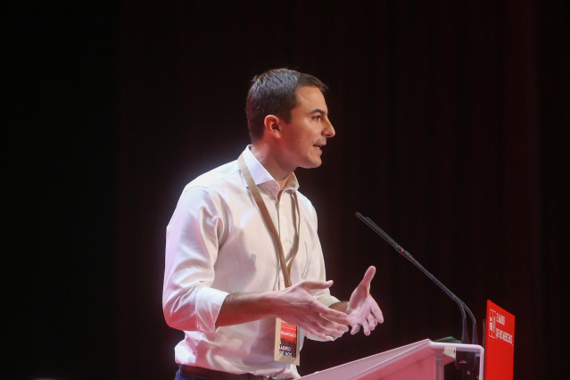 El secretario general del PSOE-M, Juan Lobato, interviene en el acto de clausura del Congreso del PSOE-M, a 13 de noviembre de 2021, en Madrid (España). El PSOE-M celebra este fin de semana su 14º Congreso regional.