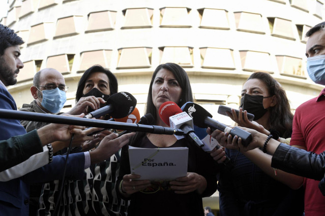 Archivo - La portavoz adjunta de Vox en el Congreso, Macarena Olona, atiende a los medios de comunicación en el Tribunal Constitucional, a 29 de septiembre de 2021, en Madrid, (España). Olona ofrece declaraciones tras interponer un recurso contra la Ley 2
