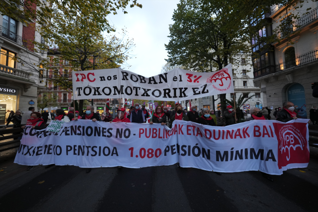Un grupo de personas participa en Bilbao  con pancartas en una marcha de pensionistas para protestar por los “recortes” y decir “no” a la reforma de pensiones