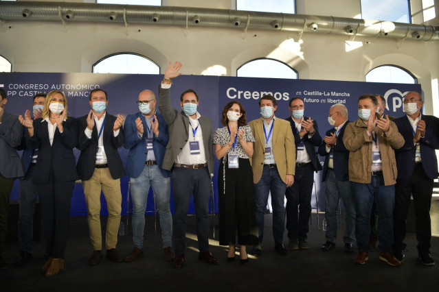 El presidente del PP de Castilla-La Mancha y candidato a revalidar el cargo, Paco Núñez, posa con los presidentes autonómicos y regionales del PP en la primera jornada del congreso del PP de Castilla-La Mancha. 13 de noviembre en Puertollano (Ciudad Real)