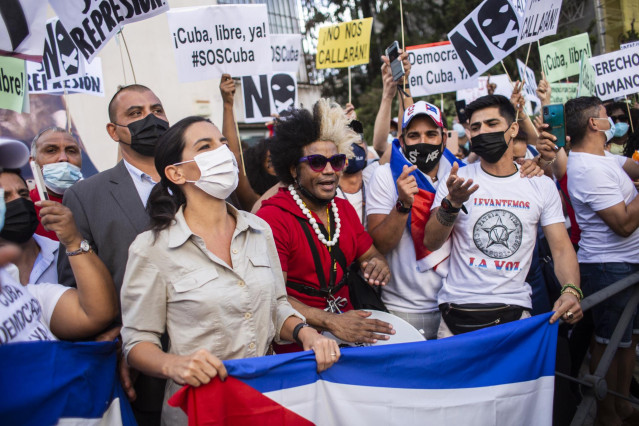 Archivo - La portavoz de VOX en la Asamblea de Madrid, Rocío Monasterio, protesta junto a un grupo de personas que se concentran ante la Embajada de Cuba en Madrid