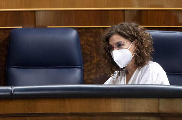 La ministra de Hacienda, María Jesús Montero, en una sesión plenaria en el Congreso