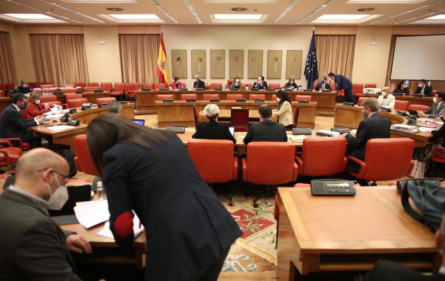 Archivo - Vista general de la mesa con los asistentes a la Comisión de Presupuestos en el Congreso