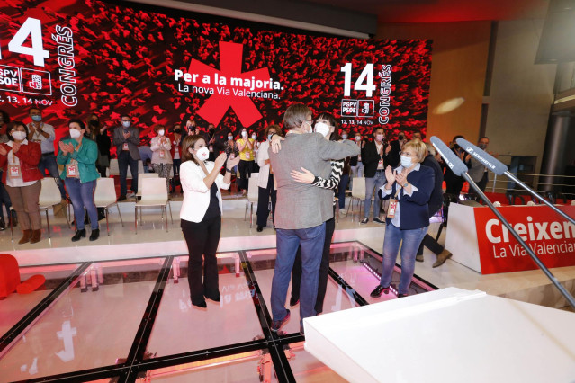 El presidente de la Generalitat Valenciana, Ximo Puig, y la ministra de Ciencia e Innovación, Diana Morant, se abrazan en la primera jornada del XIV Congreso del PSPV-PSOE, a 13 de noviembre de 2021, en Benidorm