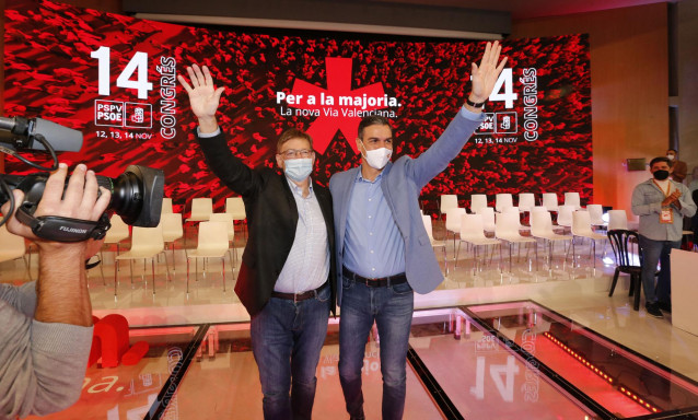El presidente de la Generalitat valenciana y secretario general del PSV, Ximo Puig (i) y el secretario general del PSOE y presidente del Gobierno, Pedro Sánchez (d), saludan en la clausura del XIV Congreso del PSV-PSOE, a 14 de noviembre de 2021, en Benid