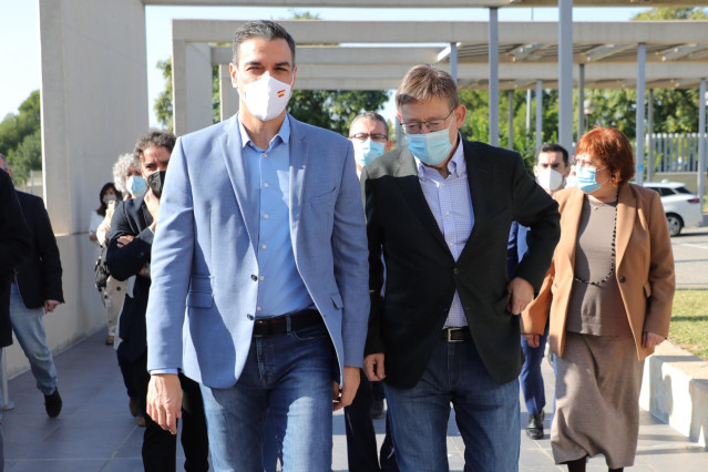 El presidente del Gobierno, Pedro Sánchez, y el 'president' de la Generalitat Valenciana, Ximo Puig, mantienen una reunión con representantes del sector turístico en Benidorm