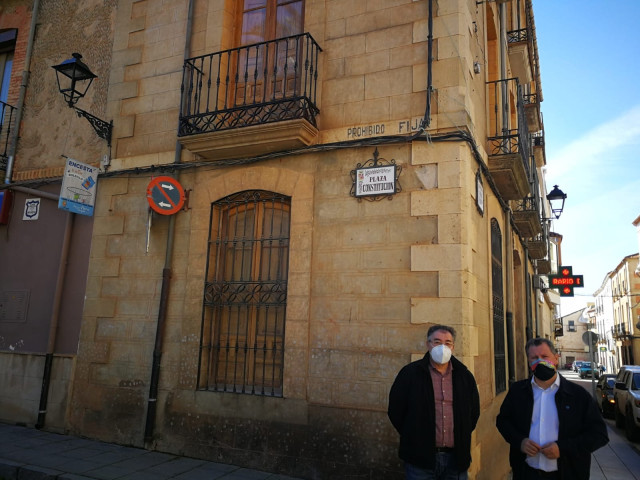 Archivo - El alcalde de Navas de San Juan, Joaquín Requena, y el diputado de Agricultura, Ganadería, Medio Ambiente y Cambio Climático, Pedro Bruno, en una imagen de archivo.