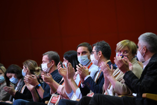 (I-D) El presidente del Senado, Ander Gil; la mujer de Juan Lobato; el secretario general del PSOE-M, Juan Lobato; el ministro de la Presidencia, Relaciones con las Cortes y Memoria Democrática, Félix Bolaños; la presidenta de la Comisión Gestora del PSOE