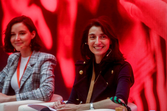 La secretaria de Igualdad de la CEF, Andrea Fernández (i); y la ministra de Justicia, Pilar Llop, en la mesa “Partidos Políticos y nuevos liderazgos” del acto de clausura del Congreso del PSOE-M, a 13 de noviembre de 2021, en Madrid (España).