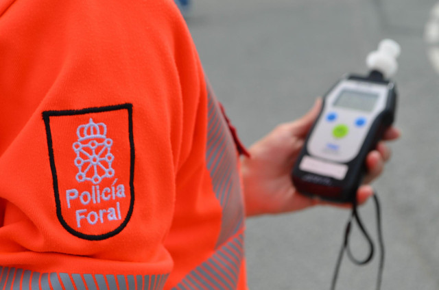 Archivo - Un agente de Policía Foral con un alcoholímetro indiciario