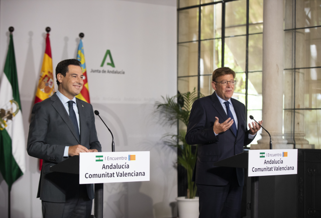 Archivo - El presidente de la Junta, Juanma Moreno (i), y el presidente de la Generalitat Valenciana, Ximo Puig (d), comparecen en rueda de prensa tras la reunión el I Encuentro Andalucía-Comunitat Valenciana. A 21 de septiembre de 2021, En Sevilla (Andal