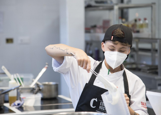 Archivo - Alumna de Talento Cruzcampo en Factoría Cruzcampo.